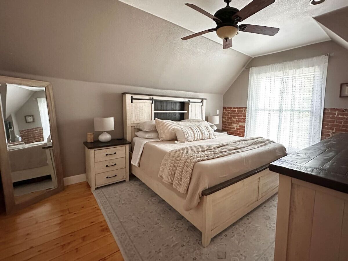 3 bedrooms, desk, WiFi, bed sheets