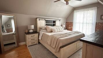 3 bedrooms, desk, WiFi, bed sheets