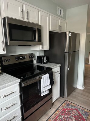 Fridge, coffee/tea maker, cookware/dishes/utensils - Lakewood Gem: Furnished Haven! Perfect for Month Long Stays! (Lakewood)