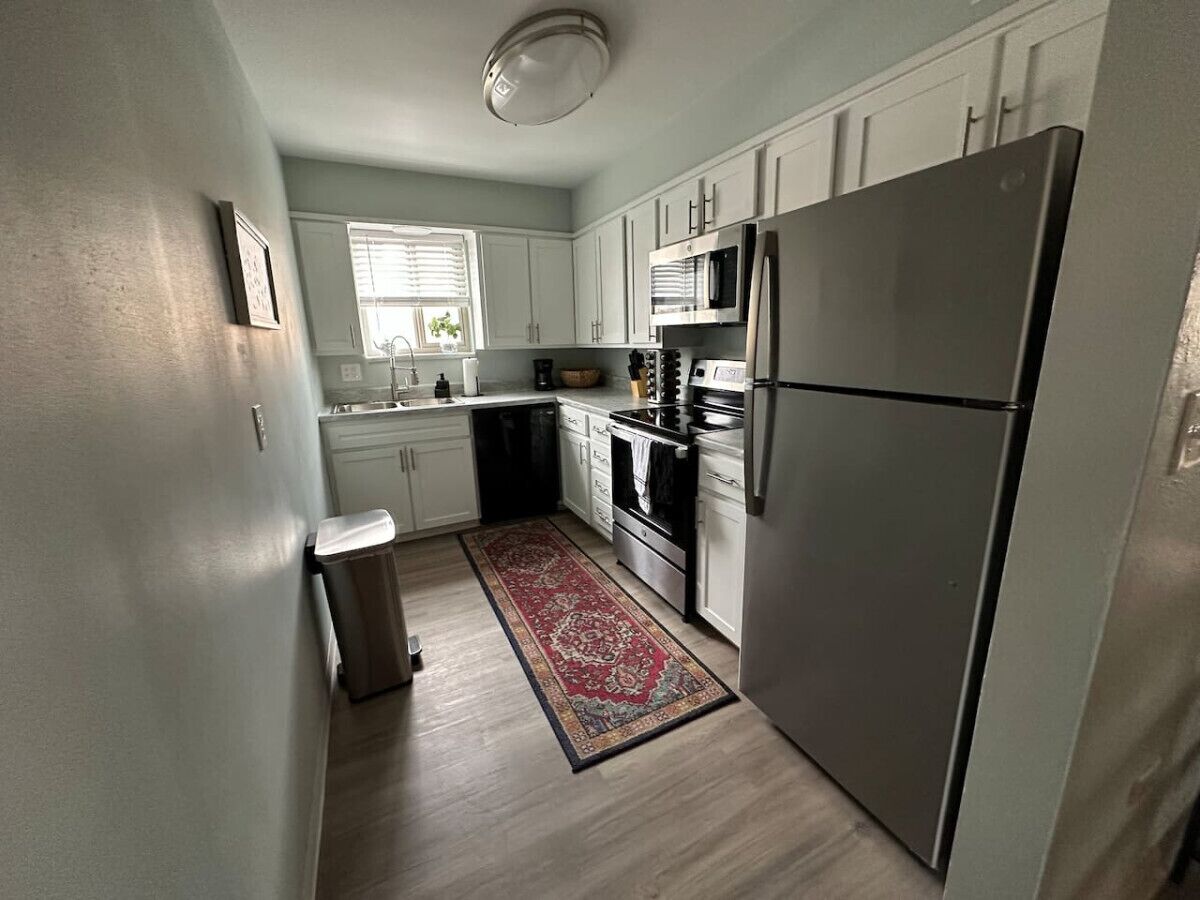 Kühlschrank, Wasserkocher mit Kaffee-/Teezubehör