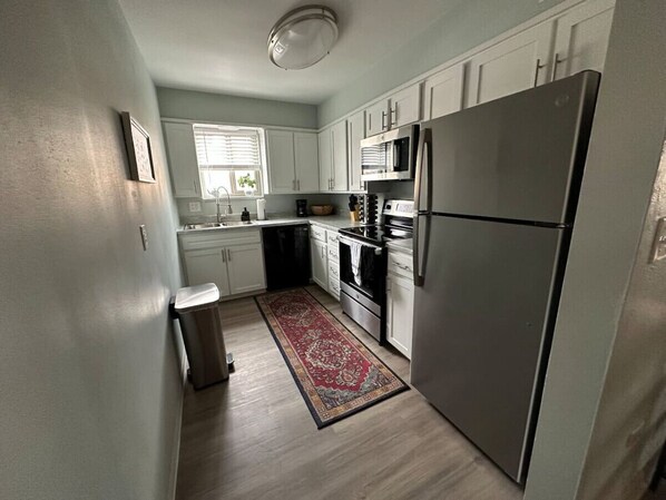 Køleskab, kaffe-/temaskine, køkkentøj/tallerkener/redskaber