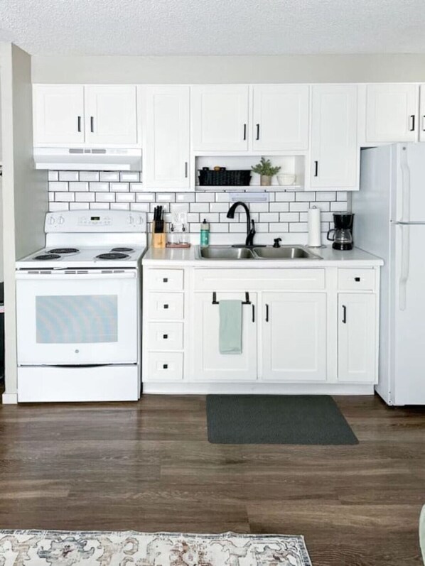 Fridge, oven, stovetop, cookware/dishes/utensils