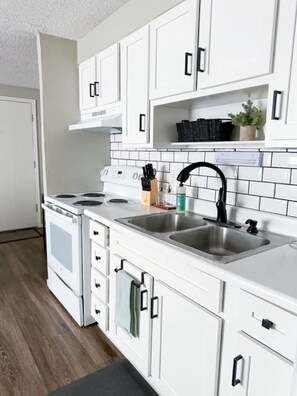 Fridge, oven, stovetop, cookware/dishes/utensils