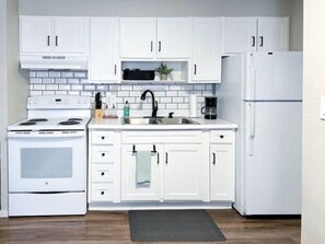 Fridge, oven, stovetop, cookware/dishes/utensils - The Congress Park Retreat – 1BR Near Cherry Creek (Denver)
