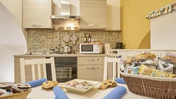 Estudio, vista al patio | Cocina privada | Frigobar, microondas, horno y parrilla de estufa