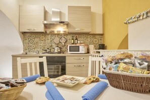 Studio, Courtyard View | Private kitchen | Mini-fridge, microwave, oven, stovetop - Donna Mariella (Naples)