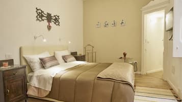 Casa, vista al patio | Edredón y caja de seguridad en la habitación