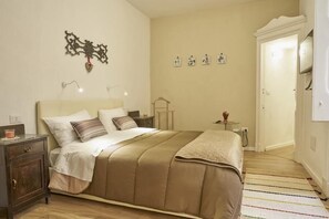 ألحفة محشوة بالريش وخزنة داخل الغرفة ومكواة/لوح كي وواي فاي مجانًا