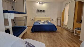 Studio, Blick auf den Innenhof | 1 Schlafzimmer, Daunenbettdecken, Zimmersafe, Bügeleisen/Bügelbrett