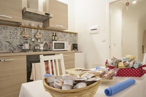 Appartement | Privékeuken | Een minikoelkast, een microgolfoven, een oven, een kookplaat
