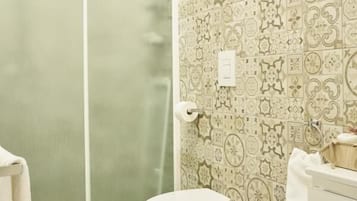 Ferienhaus, Blick auf den Innenhof | Badezimmer | Dusche, Haartrockner, Handtücher, Seife