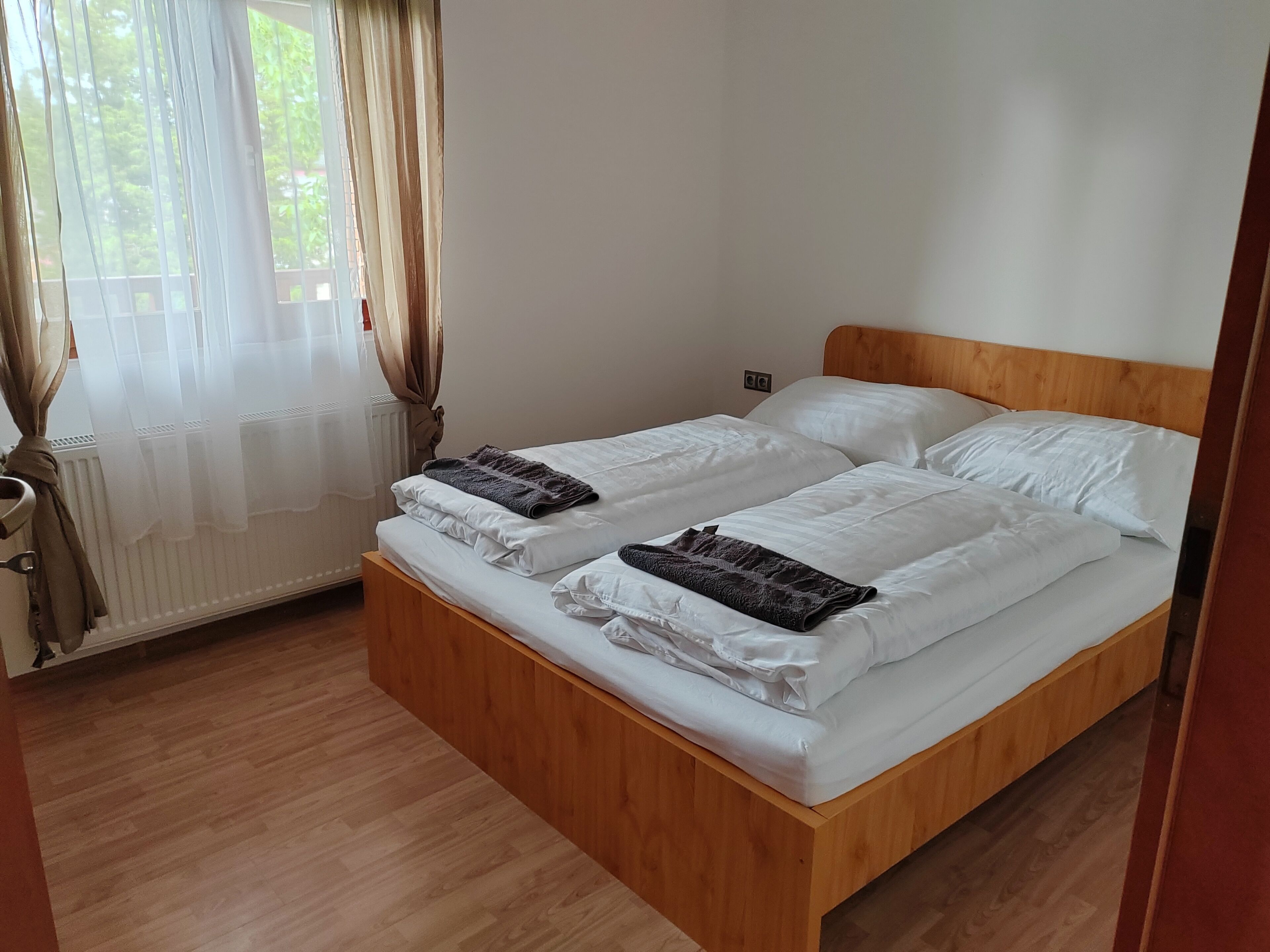 6 bedrooms, iron/ironing board, WiFi, bed sheets