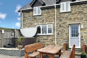 Outdoor dining - Oaktree Cottage, Cardigan (Cardigan)