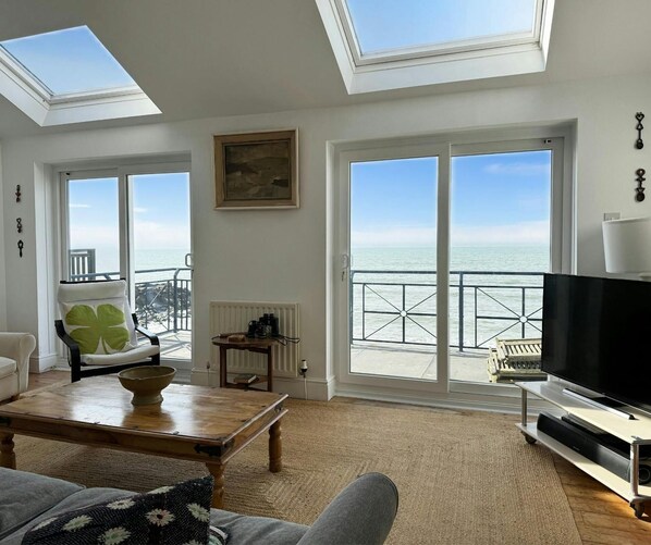 Télévision, cheminée, livres