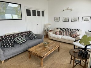 تلفزيون، مدفأة، كُتُب