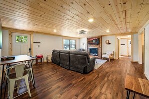 TV, fireplace, offices - Location-HotTub-Theater-Playground-Arcade (Pigeon Forge)