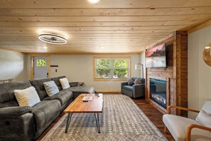 Tv, pejs, bordfodbold, kontorer