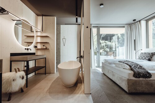 Luxury chalet "Studio 963", indoor pool, gym, elevator, cinema and more