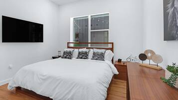 Condo, 1 cama King size y sofá cama, patio, vista a la ciudad (Pure Texas Poolside Oasis) | 1 habitación, decoración personalizada y muebles diferentes