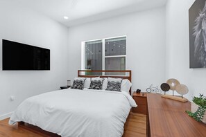 Appartement, 1 kingsize bed met slaapbank, patio, uitzicht op stad (Pure Texas Poolside Oasis) | 1 slaapkamer, individueel gedecoreerd, individueel gemeubileerd