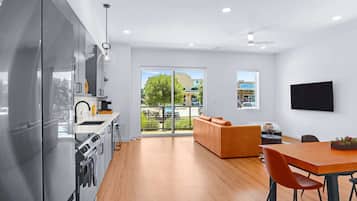 Condo, 1 cama King size y sofá cama, patio, vista a la ciudad (Pure Texas Poolside Oasis) | Cocina privada | Refrigerador, microondas, horno y parrilla de estufa