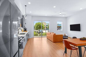 Appartement, 1 kingsize bed met slaapbank, terras, uitzicht op de stad (Pure Texas Poolside Oasis) | Privékeuken | Een koelkast, een microgolfoven, een oven, een kookplaat