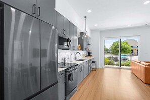 Appartement, 1 kingsize bed met slaapbank, terras, uitzicht op de stad (Pure Texas Poolside Oasis) | Privékeuken | Een koelkast, een microgolfoven, een oven, een kookplaat