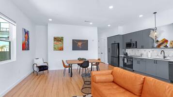 Condo, 1 cama King size y sofá cama, patio, vista a la ciudad (Pure Texas Poolside Oasis) | Área de sala de estar | Televisión de pantalla plana de 50 pulgadas con canales digitales