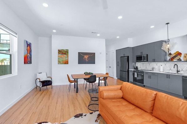 Appartement, 1 kingsize bed met slaapbank, patio, uitzicht op stad (Pure Texas Poolside Oasis) | Woonruimte | Een 50-inch flatscreentelevisie met digitale zenders