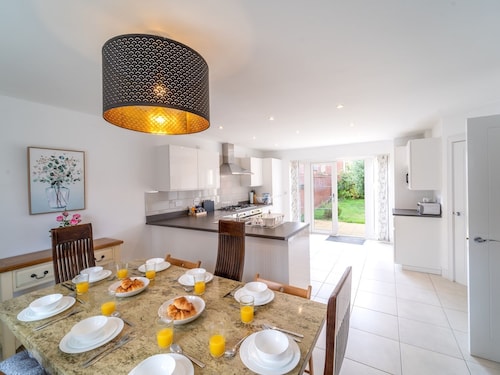 Large Family Home 8+2 near Bicester Village - Pass the Keys