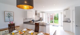 Large Family Home 8+2 near Bicester Village - Pass the Keys