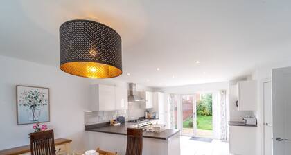 Large Family Home 8+2 near Bicester Village - Pass the Keys