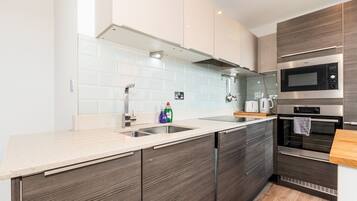 Fridge, oven, dishwasher, coffee/tea maker