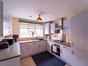 Fridge, microwave, oven, dishwasher - Shop & Stay at Bicester Village near our 3 Bed Home-  Pass the Keys (Bicester)