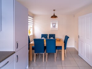 Dining - Shop & Stay at Bicester Village near our 3 Bed Home-  Pass the Keys (Bicester)