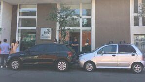 En bygning med et skilt, der viser "661 SAN ISIDRO".