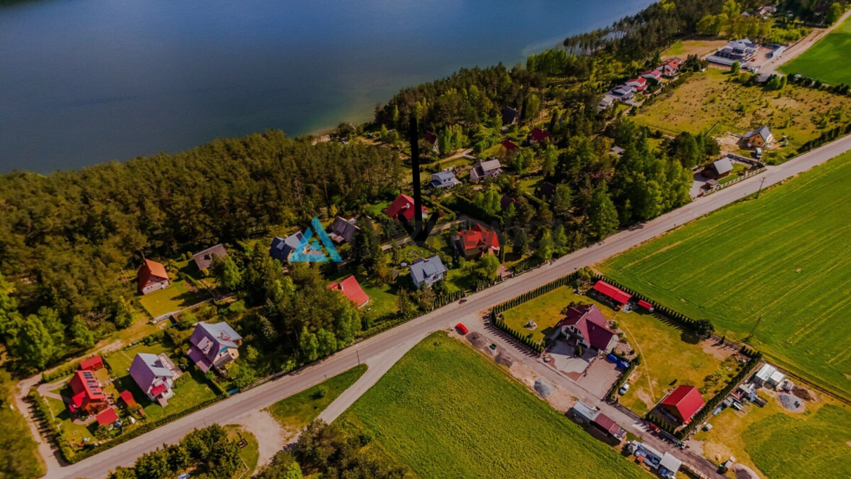 Une vue aérienne d’une zone rurale avec des maisons, des routes et des champs.