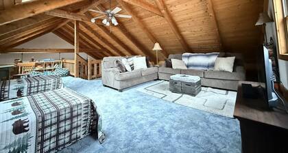 Bearadise 3BR w/Loft Cabin w/ Game Room, Fire Pit & Resort Amenities
