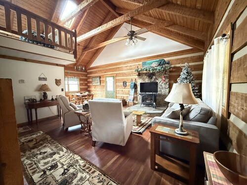 Bearadise 3BR w/Loft Cabin w/ Game Room, Fire Pit & Resort Amenities
