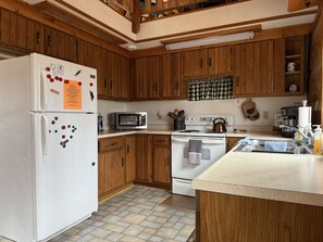 Een koelkast, een magnetron, een oven, een kookplaat