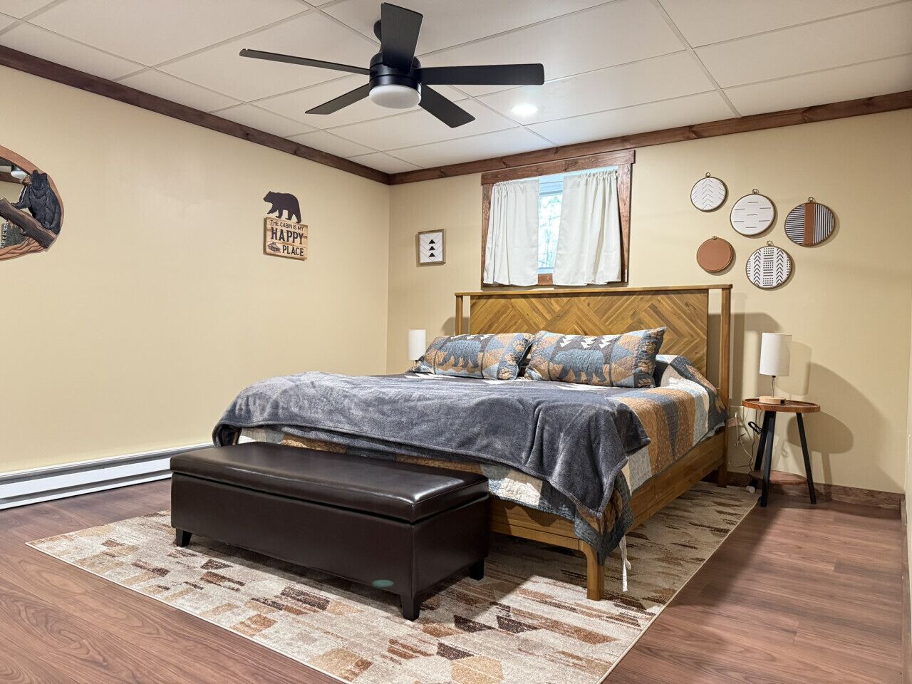 2 bedrooms, desk, WiFi, bed sheets