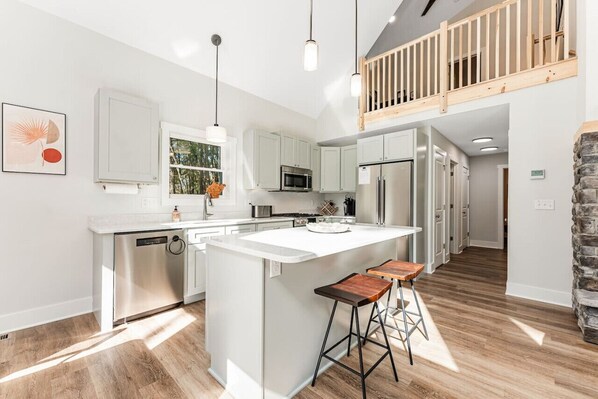 Réfrigérateur, micro-ondes, four, plaque de cuisson