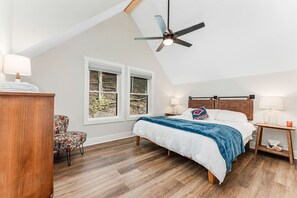 4 室のベッドルーム、デスク、WiFi (無料)、ベッドシーツ