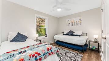 4 bedrooms, desk, free WiFi, bed sheets