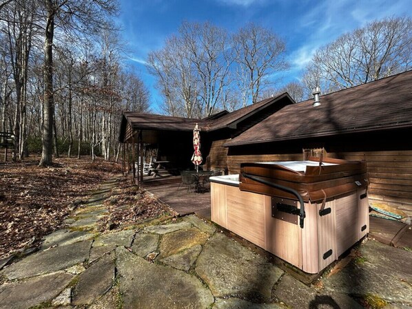 Outdoor spa tub - Almost Heaven-relax in nature! (Terra Alta)
