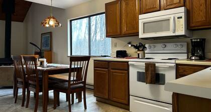 The Cabin Pet-Friendly, Short Walk to the Beach w/AC