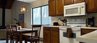The Cabin Pet-Friendly, Short Walk to the Beach w/AC