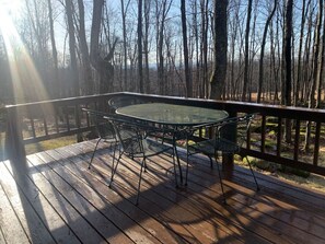 Outdoor dining - Deer Ridge Cozy 2-Bed Cabin w/fire pit & fireplace (Terra Alta)