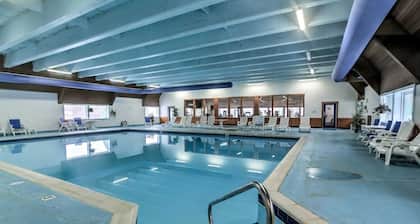 Deer Ridge Cozy 2-Bed Cabin w/fire pit & fireplace