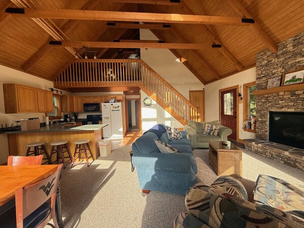 Smart TV, chimenea y libros 